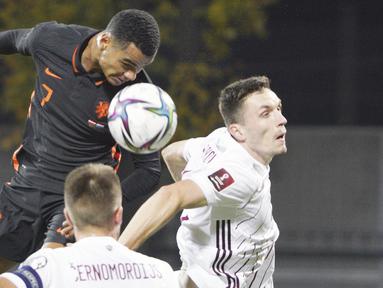 Belanda berhasil mencuri kemenangan saat bertandang ke markas Latvia pada laga lanjutan Kualifikasi Piala Dunia 2022 zona Eropa Grup G, Daugava Stadium, Sabtu (9/10/2021). (AP/Roman Koksarov)