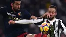 Duel pemain Genoa, Nicolas Spolli (kiri) dengan pemain Juventus, Gonzalo Higuain pada lanjutan Serie A di Allianz stadium, Turin, (22/1/2018). Juventus menang tipis 1-0.  (AFP/Marco Bertorello)