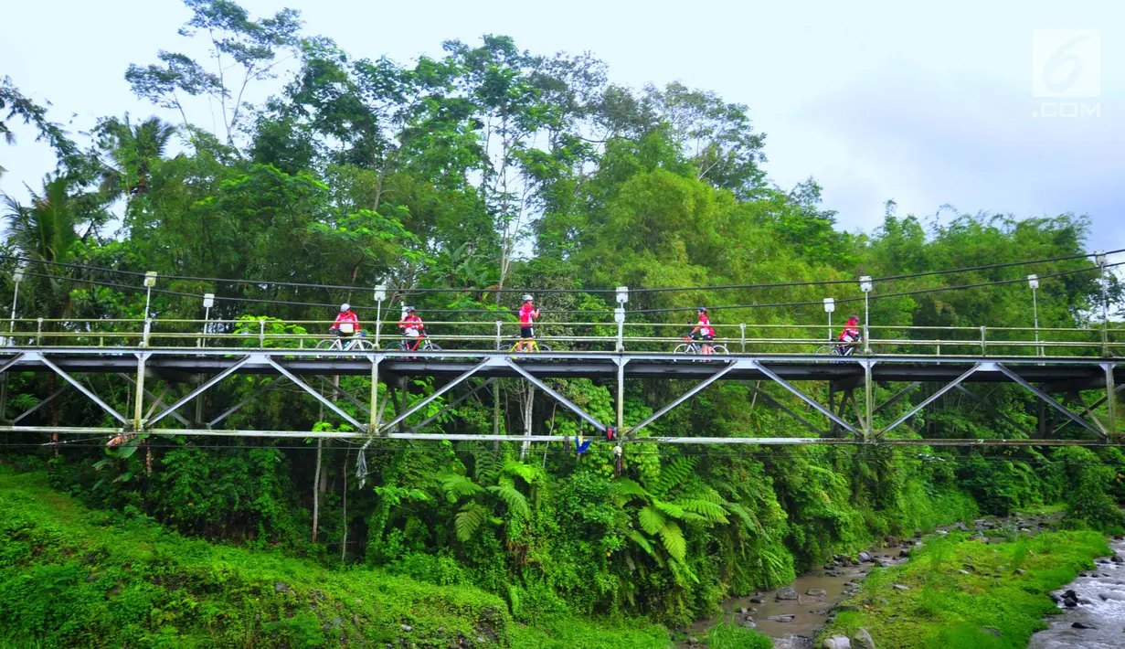 Sejumlah peserta berhenti di sebuah jembatan saat mengikuti BTN Tour de Borobudur XVII di Jawa Tengah (12/11). Rute yang dilalui para peserta BTN Tour de Borobudur XVII ini merupakan titik-titik pariwisata di Jawa Tengah. (Liputan6.com/Gholib)