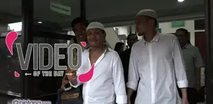 Usai menjalani sidang di PN Utara, Selasa (7/6) tangan Daeng Aziz hanya memegang borgol, berbeda dengan tahanan lain