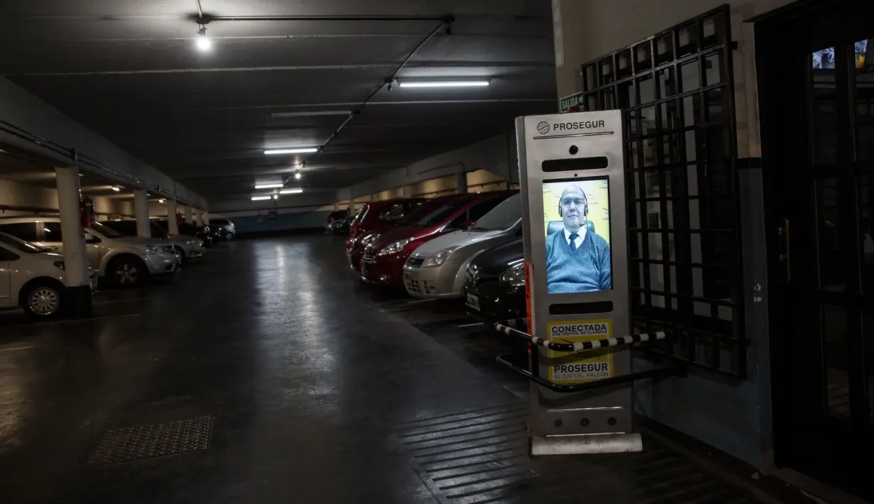 Penampakan penjaga keamanan virtual yang memantau parkir gedung di Buenos Aires, Argentina, Sabtu (5/5). Salah satu kekhawatiran tentang adanya sistem ini adalah ia akan menggantikan penjaga keamanan secara langsung. (AP Photo/Rodrigo Abd)