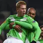 Gelandang Wolfsburg, Kevin de Bruyne merayakan selebrasi bersama Naldo usai mencetak gol di leg pertama 16 besar Liga Europa di Stadion Volkswagen Arena, Jumat (13/3/2015). Wolfsburg menang 3-1 atas Inter Milan. (Reuters/Fabian Bimmer)