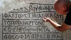 Arkeolog meneliti lantai mosaik berusia 1.500 tahun di Museum Rockefeller, Yerusalem, Rabu (23/8). Prasasti bertuliskan aksara dan bahasa Yunani kuno ditemukan selama pengerjaan pemasangan kabel komunikasi di Kota Tua Yerusalem. (AHMAD GHARABLI/AFP)