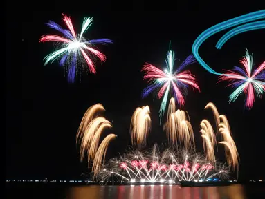 Pertunjukan kembang api, menggunakan drone, menghiasi langit Manila pada puncak kompetisi Pyromusical Internasional ke-9 di Filipina, Sabtu (24/3). Peserta kompetisi adalah para maestro kembang api kelas dunia dari berbagai negara. (AP/Bullit Marquez)