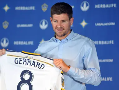 Gelandang Los Angeles Galaxy, Steven Gerrard berpose saat sesi jumpa pers di Stubhub Center, Los Angeles, Amerika Serikat (7/7/2015). Gerrard resmi diperkenalkan LA Galaxy pada Sabtu (4/7) lalu. (REUTERS/Gary A. Vasquez-USA TODAY)