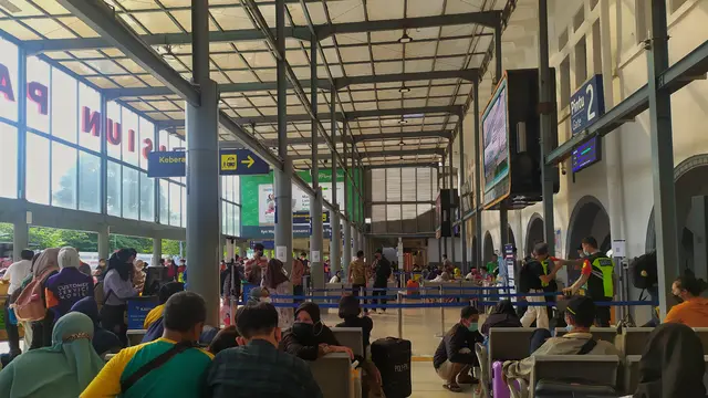 Suasana mudik Lebaran 2022 di Stasiun Pasar Senen, Kamis (28/4/2022). (Liputan6.com/Ika Defianti)