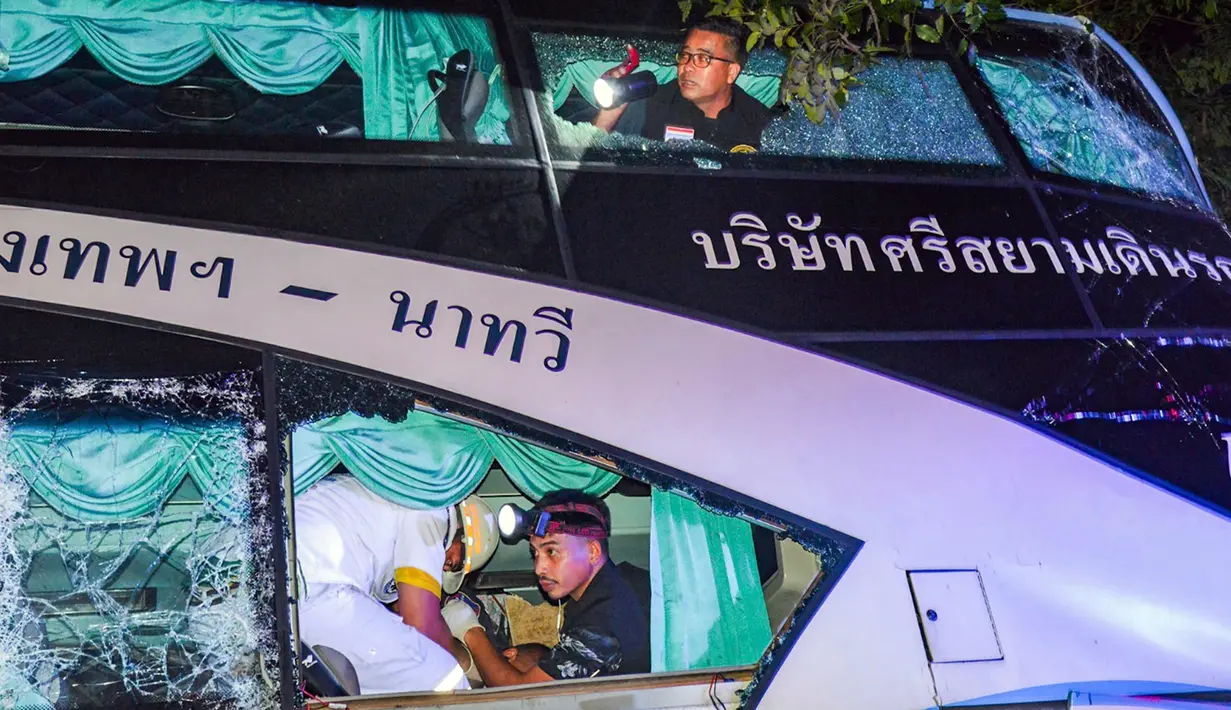 Penyebab kecelakaan itu belum diketahui, namun polisi menduga bahwa supir bus mengantuk saat kejadian. Polisi menambahkan bahwa sang supir terluka parah, namun berhasil selamat. (Sawang Rungrueang Rescue22 Foundation via AP)