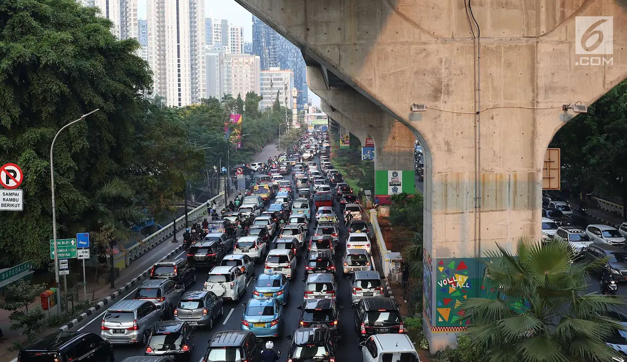 Kendaraan terjebak kemacetan di Jalan Casablanca, Jakarta, Sabtu (6/10). Adanya JLNT Kampung Melayu-Tanah Abang di kawasan tersebut tidak berdampak signifikan untuk mengurai kemacetan akibat tingginya volume kendaraan. (Liputan5.com/Immanuel Antonius)