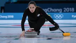 Atlet Curling Rusia Anastasia Bryzgalova saat bertanding dalam Olimpiade Musim Dingin 2018 di Gangneung, Korea Selatan (12/2). (AFP Photo / Wang Zhao)
