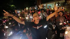 Sejumlah suporter Bali United turun ke jalan untuk merayakan keberhasilan tim kesayangannya menjuarai BRI Liga 1 2021/2022 di Bali, Sabtu (26/3/2022) dini hari. Skuat Serdadu Tridatu berhasil mencatatkan Back to Back usai berhasil mempertahankan juara pada 2019 lalu. (Bola.com/M Iqbal Ichsan)