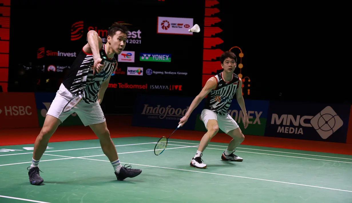 Ganda Putra Indonesia Kevin Sanjaya Sukamuljo dan Marcus Fernaldi Gideon saat melawan pasangan Jepang Takuro Hoki dan Yugo Kobayashi pada Indonesia Open 2021 di Nusa Dua, Bali, Minggu (28/11/2021). Kevin/Marcus meraih juara Indonesia Terbuka 2021 usai menang 21-14, 21-21-18. (HUMAS PP PBSI)