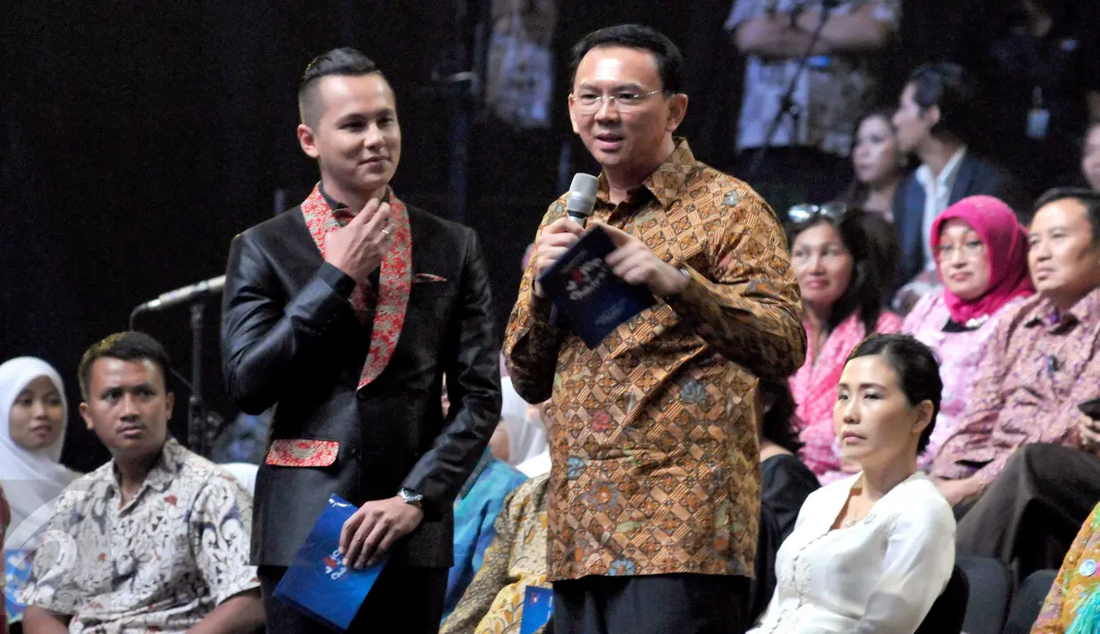 Gubernur DKI Jakarta, Basuki Tjahaja Purnama memberikan sambutan saat menghadiri konser amal "Voice Of Indonesia", Jakarta, Sabtu (17/10/2015). Konser tersebut sebagai aksi peduli kepada masa depan anak Indonesia. (Liputan6.com/Helmi Afandi)