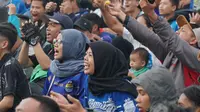 Bobotoh Persib menyaksikan laga Persija vs Persib di layar raksasa yang diselenggarakan Polrestabes Bandung. (Liputan6.com/Huyogo Simbolon)