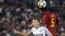 Duel pemain AS Roma, Juan Jesus (kanan) dengan pemain Inter Milan, Ivan Perisic pada lanjutan Serie A di Olympic Stadium, Roma (26/8/2017). Inter menang 3-1. (AP/Andrew Medichini)