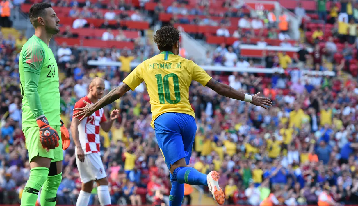Striker Brasil, Neymar, merayakan gol yang dicetaknya ke gawang Kroasia pada laga persahabatan di Stadion Anfield, Liverpool, Minggu (3/6/2018). Brasil menang 2-0 atas Kroasia. (AFP/Oli Scarff)
