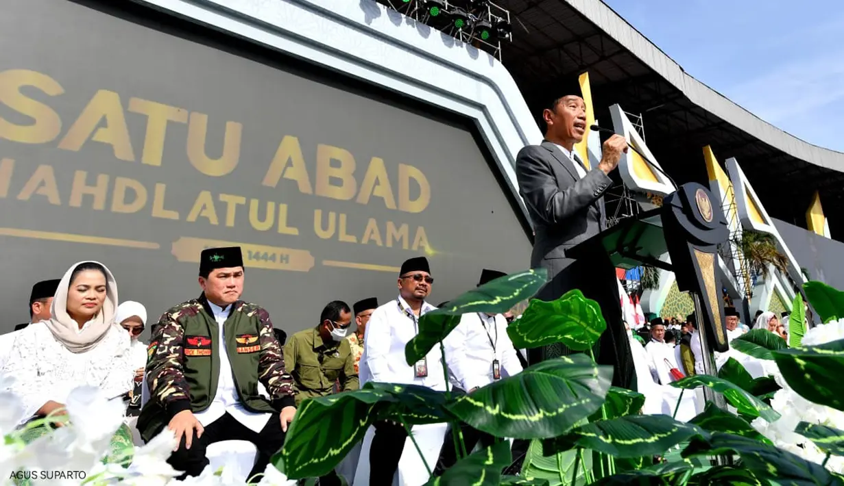 Presiden Joko Widodo atau Jokowi menyampaikan sambutan saat membuka puncak acara satu abad Nahdlatul Ulama (NU) di Sidoarjo, Jawa Timur, Selasa (7/2/2023). Jokowi menilai NU sebagai organisasi Islam terbesar di dunia layak berkontribusi untuk masyarakat internasional. (Biro Pers Istana Kepresidenan/Agus Suparto)