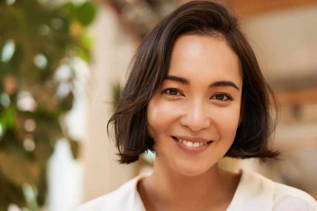 tersenyum bahagia santai dewasa