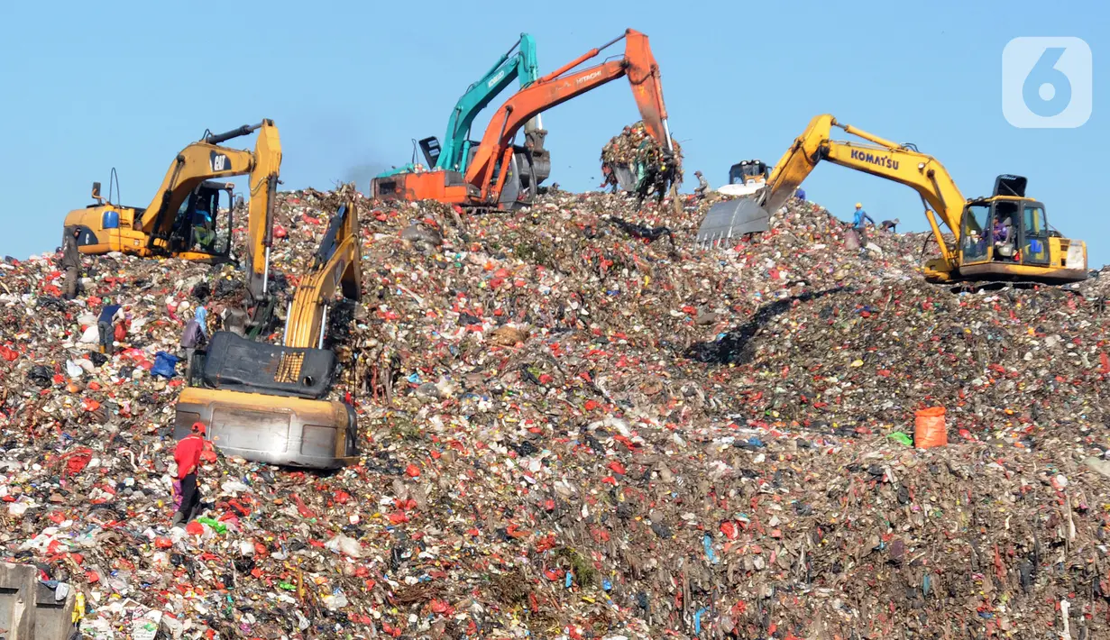 Pemulung mencari sampah yang dapat didaur ulang pada gunungan sampah di Tempat Pembuangan Akhir (TPA) Cipayung, Depok, Jawa Barat, Selasa (24/5/2022). Saat ini, kondisi TPA dengan luas 11,2 hektare tersebut mengkhawatirkan. (merdeka.com/Arie Basuki)