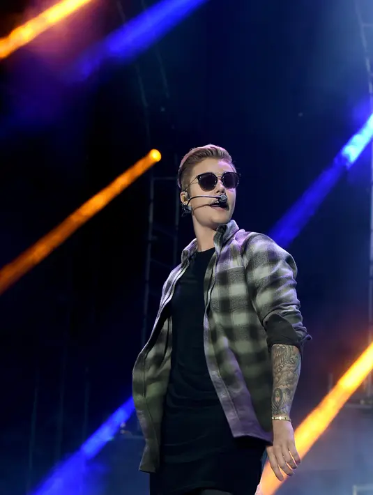 Melansir Hollywoodlife.com (7/11), pengunjung klub malam di Toronto, dikejutkan oleh kehadiran pria yang tiba-tiba bernyanyi sambil bermain piano, Justin Bieber. Memainkan lima buah lagu, Justin membuat pengunjung bar terpukau. (AFP/Bintang.com)
