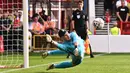 Kane harusnya bisa mencetak hattrick dengan kesempatan penalti di menit ke-56. Eksekusi Kane sempurna mengarah ke sudut kiri, tapi Henderson bisa menghentikannya dengan lompatan impresif. (AFP/Oli Scarff)