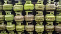 Tumpukan tabung LPG 3 kg terlihat di salah satu agen di Jakarta Pusat, Kamis (14/7/2022). Imbas kenaikan harga jual LPG nonsubsidi Rp 2.000 per kg, pengelola agen gas mengungkapkan banyak warga mulai beralih ke LPG 3 kg subsidi atau gas melon karena harga gas nonsubsidi terlampau tinggi di tengah kondisi ekonomi yang makin sulit. (merdeka.com/Iqbal S. Nugroho)