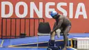 Perenang India, Mukundan Niranjan, memakai kaki palsu usai tampil pada nomor 50 meter gaya bebas di Stadion Aquatic, Stadion Aquatic Senayan, Jakarta, Minggu (7/10/2018). (Bola.com/Vitalis Yogi Trisna)