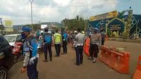 Pos Penyekatan Wisatawan Di Pertigaan JLS, Ciwandan, Kota Cilegon, Banten. (Minggu, 16/05/2021). (Liputan6.com/Yandhi Deslatama).