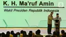 Wakil Presiden Ma'ruf Amin (kanan) bersiap memberikan sambutan saat penutupan Munas X Partai Golkar di Jakarta, Kamis (5/12/2019). Airlangga Hartarto terpilih kembali sebagai ketua umum Partai Golkar Periode 2019-2024 secara aklamasi. (Liputan6.com/Johan Tallo)
