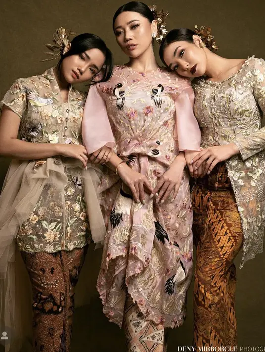 Gisel pun mengunggah potret bersama Fuji dan Wendy. Ia mengenakan kebaya bordiran warna gold dipadukan kain lilit batik cokelat. Credit: Instagram @Gisel_la