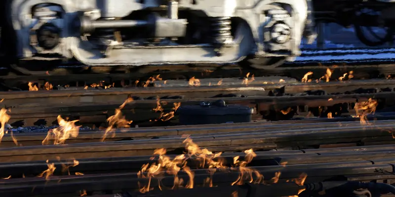 Rel Kereta di Chicago Dibakar