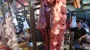Salah satu, pedagang daging sapi di Pasar Pondok Labu, Jakarta mengatakan bahwa pada periode yang sama 2024 lalu, mereka mampu memotong 4 ekor sapi, kini hanya tiga. (merdeka.com/Arie Basuki)