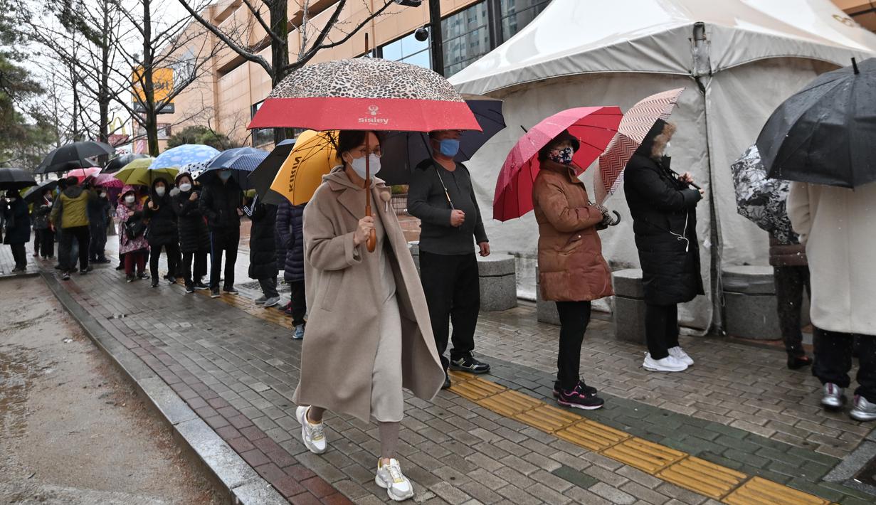 Orang-orang antre untuk membeli masker di toko ritel di kota tenggara Daegu, Selasa (25/2/2020). Korea Selatan menjadi negara pertama di luar Cina daratan dengan infeksi virus COVID-19 terbesar dan membuat presiden Moon Jae-in memberikan status siaga tinggi. (Jung Yeon-je / AFP)