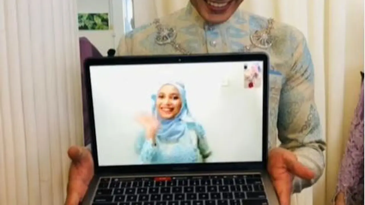 Gara-Gara Covid-19, Mempelai Pria Bersanding dengan Laptop di Pelaminan