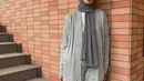 Paula tampil effortless slay dengan outfit santai yang serba abu-abu. Ia padukan t-shirt putih dengan cardigan dan celana abu-abu. Ditutup dengan kerudung lilit dan kacamata hitam [@paula_verhoeven]