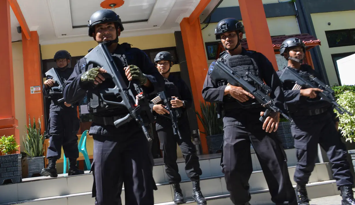 Petugas kepolisian saat berjaga di kantor Komisi Pemilihan Umum (KPU) di Banda Aceh, provinsi Aceh (6/4). Indonesia akan menyelenggarakan Pemilu serentak pada 17 April 2019. (AFP Photo/Chaideer Mahyudin)