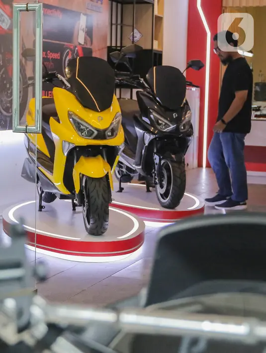 Kementerian Perindustrian memangkas kuota subsidi sepeda motor listrik pada tahun ini, dari rencana awal 600.000 unit menjadi 50.000 unit. (Liputan6.com/Angga Yuniar)