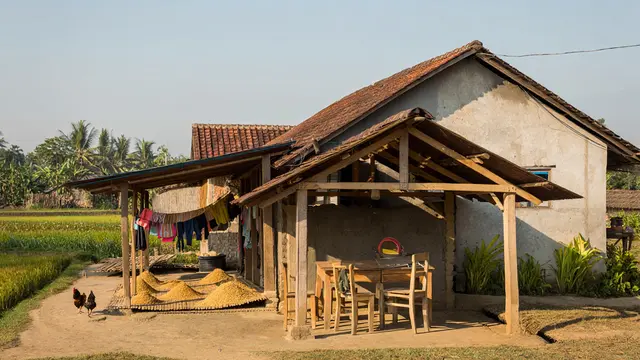 Desain Rumah Minimalis di Desa dengan Pergola Alami (AI)