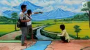 Sejumlah warga berpose dekat lukisan tiga dimensi atau 3D pemandangan pegunungan di Jalan Husada, Pamulang, Tangerang Selatan, Selasa (27/3). Lukisan 3D ini dibuat warga untuk mengekspresikan keindahan serta tempat berswafoto. (Merdeka.com/Arie Basuki)