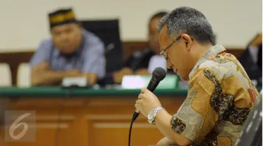 Mantan Ketua PTUN Medan, Tripeni Irianto Putro tertunduk saat menjadi saksi dalam sidang lanjutan dugaan suap hakim dan panitera PTUN Medan dengan terdakwa Syamsir Yusfan di Pengadilan Tipikor Jakarta, Kamis (1/10/2015). (Liputan6.com/Helmi Fithriansyah)