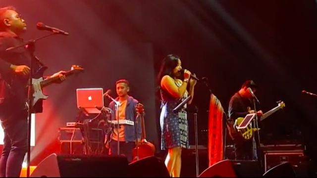 Mutia Ayu dan The Bakuucakar di Java Jazz Festival 2022.