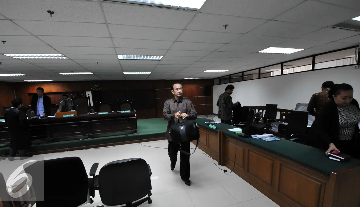 Suryadharma Ali berjalan keluar usai menjalani sidang lanjutan di Pengadilan Tipikor, Jakarta, Jumat (23/10/2015). JPU menghadirkan saksi Asisten Pribadi SDA yang merupakan petugas haji dari Rekomendasi Anggota DPR. (Liputan6.com/Helmi Afandi)