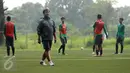 Pelatih Timnas Indonesia U-19, Indra Sjafri (kedua kiri) memberi arahan jelang memimpin latihan seleksi tahap pertama Timnas U-19 di Lapangan NYTC, Sawangan Depok, Kamis (2/3). Latihan ini persiapan kualifikasi AFC U-19. (Liputan6.com/Helmi Fithriansyah)