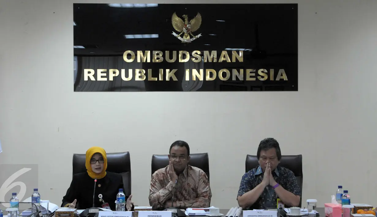 (Ki-ka) Wakil Ketua Ombudsman RI Lely Pelitasari Soebekty, Mendikbud Anies Baswedan dan anggota Ombudsman Alvin Lie di kantor Ombudsman RI, Jakarta, Rabu (4/5). Ombudsman mengadukan temuan evaluasi UN SMA/SMK 2016 lalu. (Liputan6.com/Helmi Afandi)