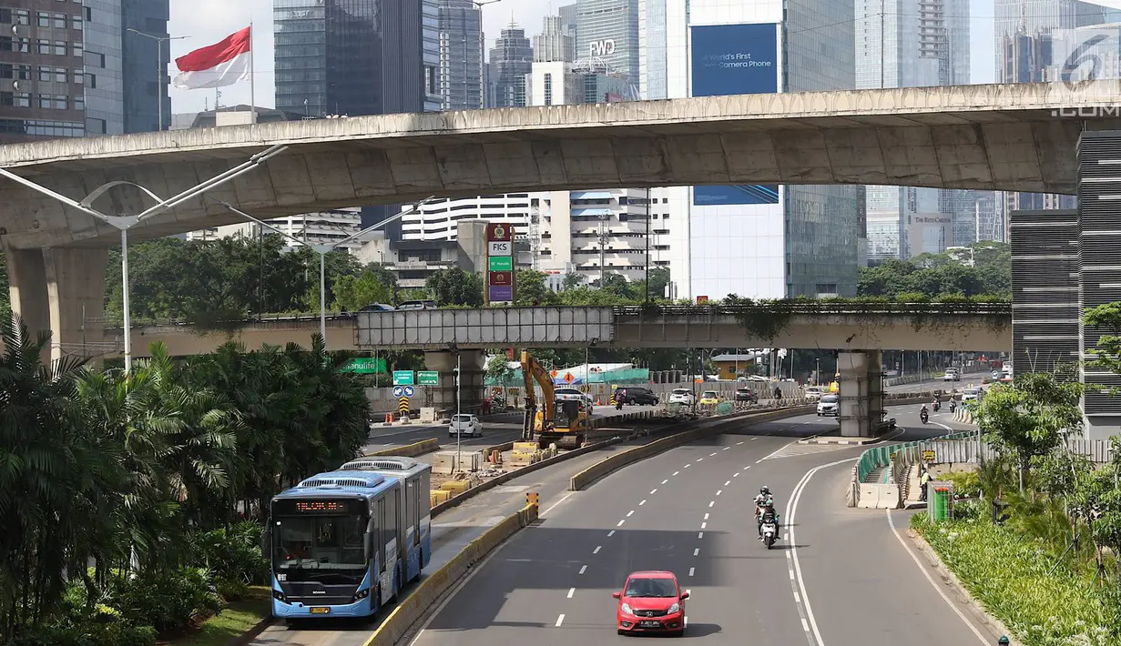 Kendaraan melintas di Jalan Jenderal Sudirman, Jakarta, Selasa (5/2). Libur Tahun Baru Imlek 2019 menyebabkan ruas jalan protokol di Ibukota bebas dari kemacetan dibandingkan hari biasa yang dipadati kendaraan bermotor. (Liputan6.com/Immanuel Antonius)