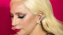 Penyanyi Lady Gaga berpose saat pemutaran perdana film " Rock the Kasbah " di New York, Senin (19/10/2015). Ia hadir dalam mendampingi kekasihnya Taylor Kinney. (REUTERS/Lucas Jackson)