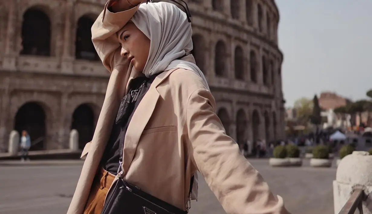 Influencer cantik Bella Attamimi baru-baru ini mengunggah foto kecenya saat berlibur di Italia. Gaya kecenya saat berfoto di depan Colosseum Roma mencuri perhatian. Dengan berpose silau terkena matahari, foto kece Bella Attamimi ini berhasil curi perhatian. (Liputan6.com/IG/@bellattamimi)