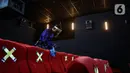Pekerja membersihkan bangku bioskop Cinepolis di Jakarta Jumat (23/10/2020). Sejumlah bioskop di Ibu kota kembali beroperasi setelah mendapatkan izin dari Pemprov DKI Jakarta dengan jumlah penonton dibatasi maksimal 25 persen dari total kapasitas. (Liputan6.com/Faizal Fanani)