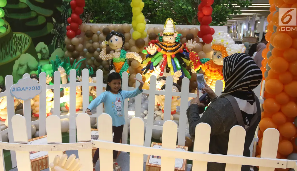 Seorang anak berfoto saat mengunjungi Indonesia Balloon Art Festival (IBAF) 2018 di Mal Ciputra Jakarta, Jumat (29/6). IBAF 2018 ini, juga menjadi sarana edukasi bagi anak-anak sekarang yang lebih suka bermain dengan gadget. (Liputan6.com/Arya Manggala)