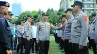 Kabareskrim Komjen Wahyu Widada saat  apel gelar pasukan di Lapangan Upacara Mapolda Jatim di Surabaya. (Dian Kurniawan/Liputan6.com)