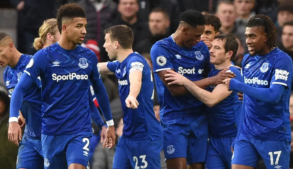 Para pemain Everton merayakan gol bunuh diri yang dilakukan bek Manchester United, Victor Lindelof, pada laga Premier League di Stadion Old Trafford, Manchester, Minggu (15/12). Kedua klub bermain imbang 1-1. (AFP/Oli Scarff)